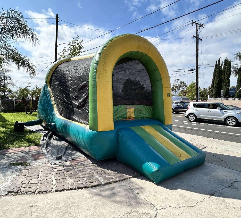 Bounce House With Slide
