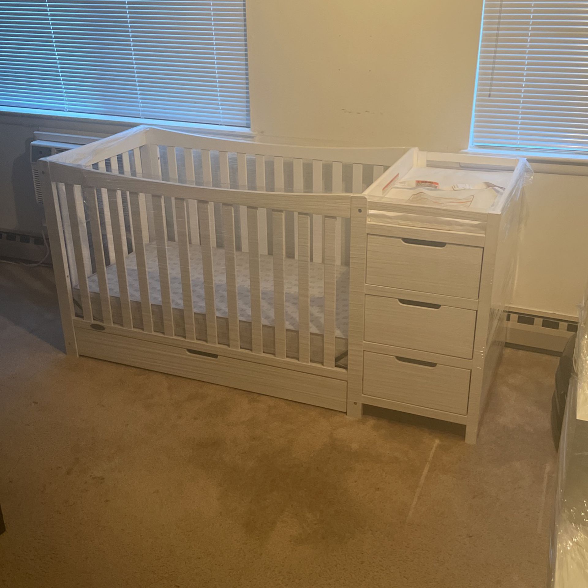 GRACO 4in1 Crib With Changing Table And Mattress 