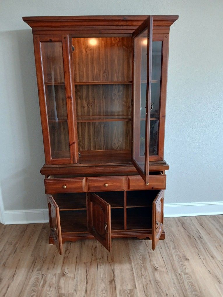 Broyhill China Cabinet