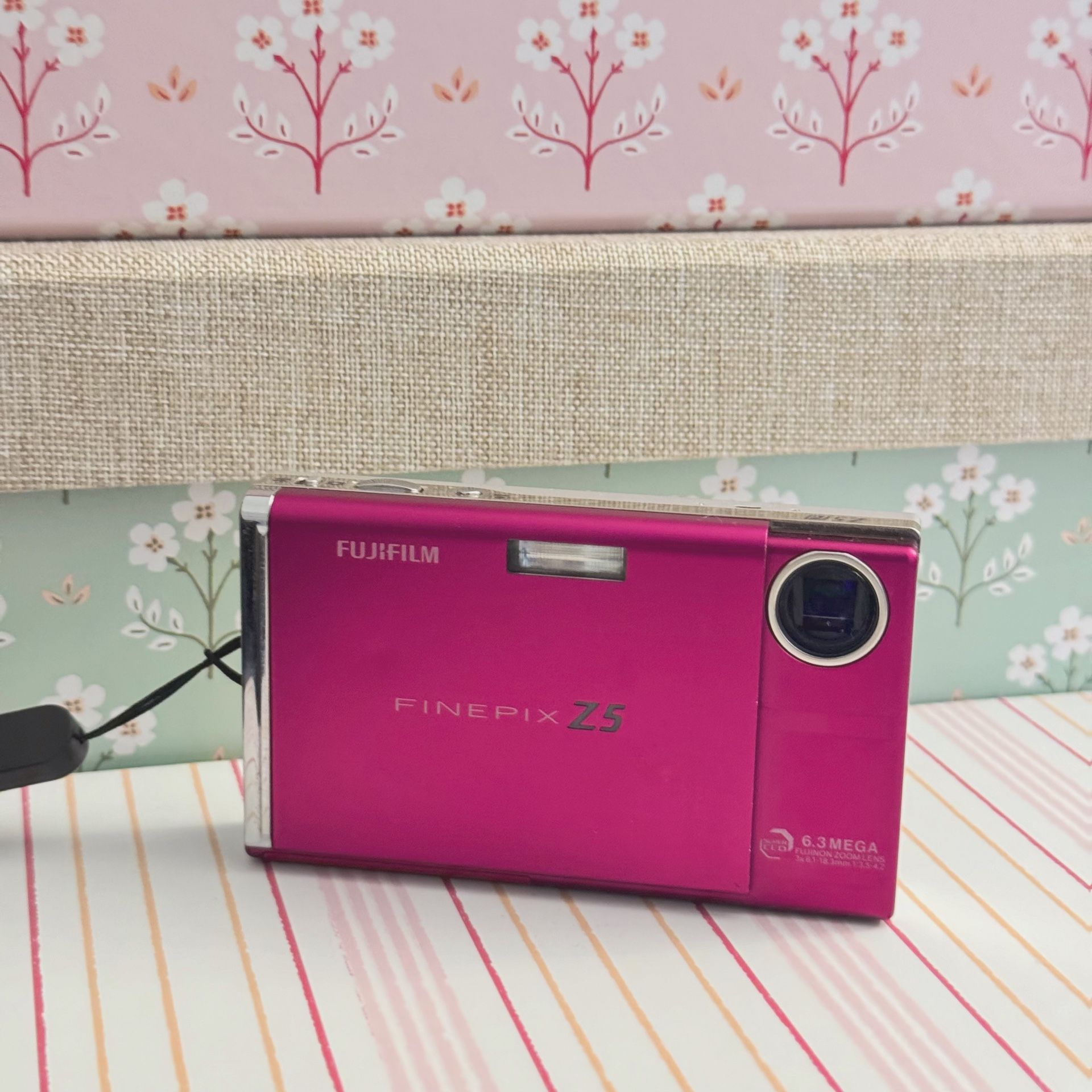 Fujifilm FinePix Z5 Compact Digital Camera in Hot Pink