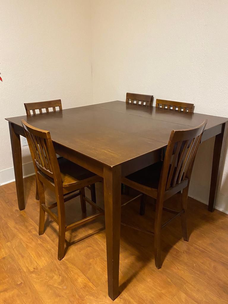 Dining Table  Extendable, Four Chairs 
