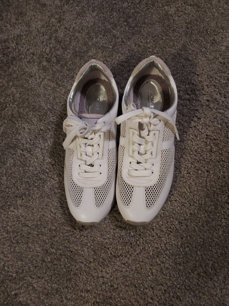 NEW WHITE LEATHER MICHAEL KORS SANDELS. $20.00 SIZE 7