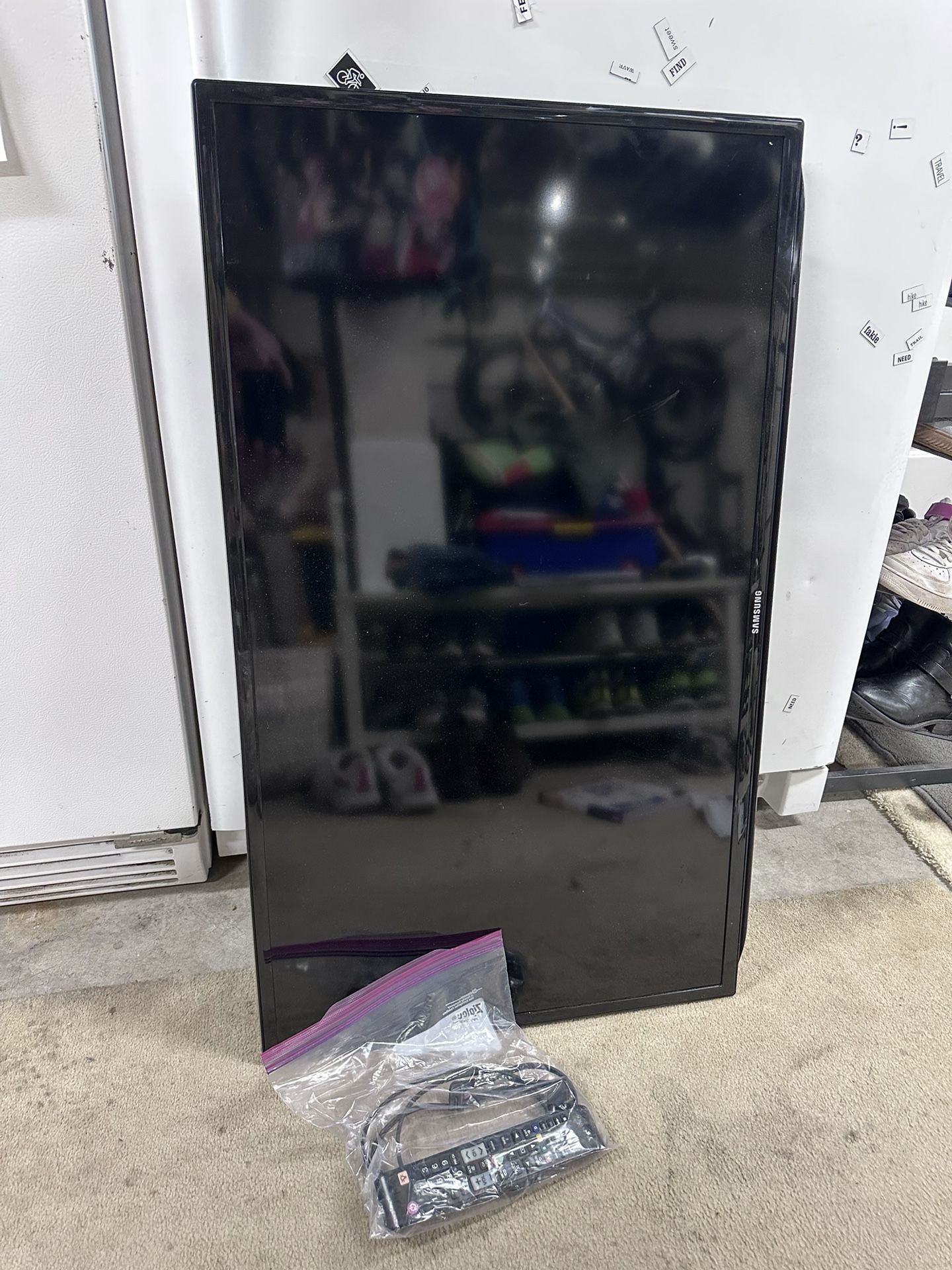 40” Samsung TV And Remote 