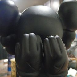Kaws / Medicom "Passing Thru"