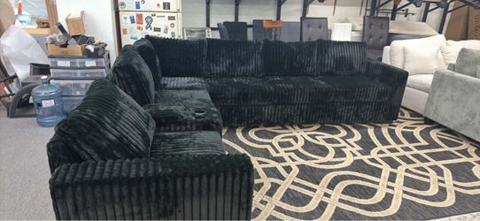 New Large Sectional Reversible Couch with USB Console! Free Delivery 🚚!