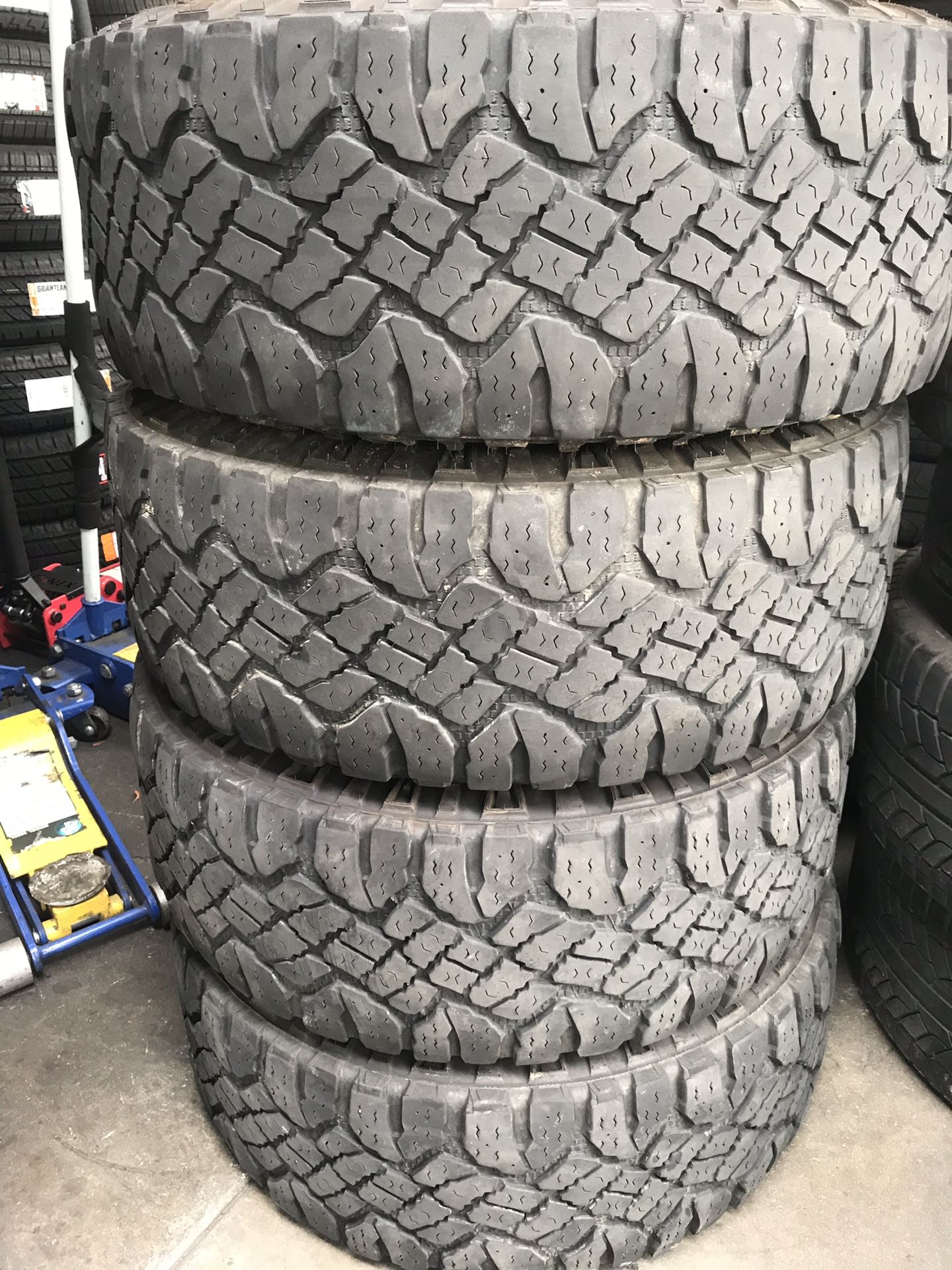Cuatro llantas Goodyear 315/70/17 $340 las cuatro puestas y balanceadas no resecas,
