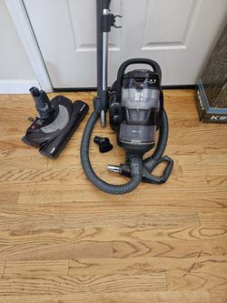 New Cond KENMOR CANIESTER VACUUM WITH ATTACHMENT.  ,AMAZING POWER POWER SUCTION  , ATTACHMENT , IN THE BOX 