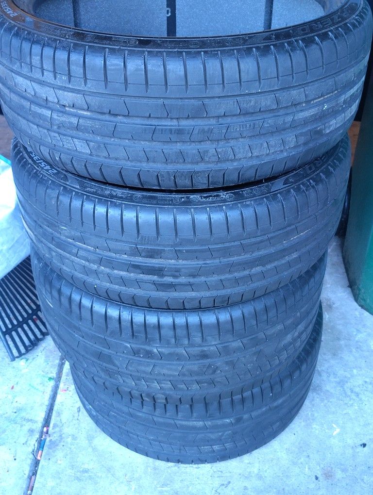 Staggard Pirelli P-zero Tires
