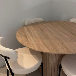 Round Table More Chairs 