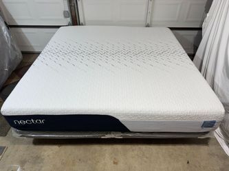 Nectar Classic Memory Foam King Mattress - LIKE NEW! Delivery Available