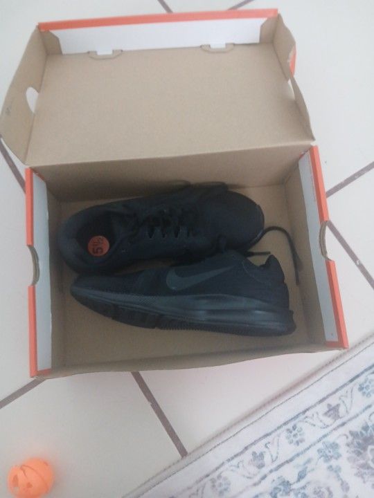 Boy's Nike Sneakers 5 1/2 Y.