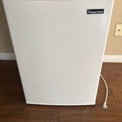 MAGIC CHEF MINI FRIDGE 