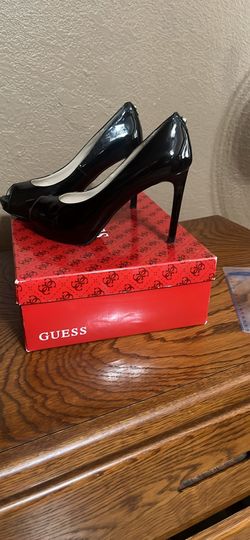 6.5 Guess patent heels