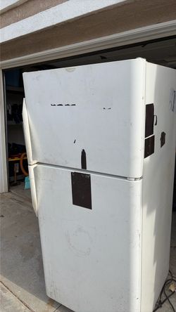 White Top-Freezer Refrigerator