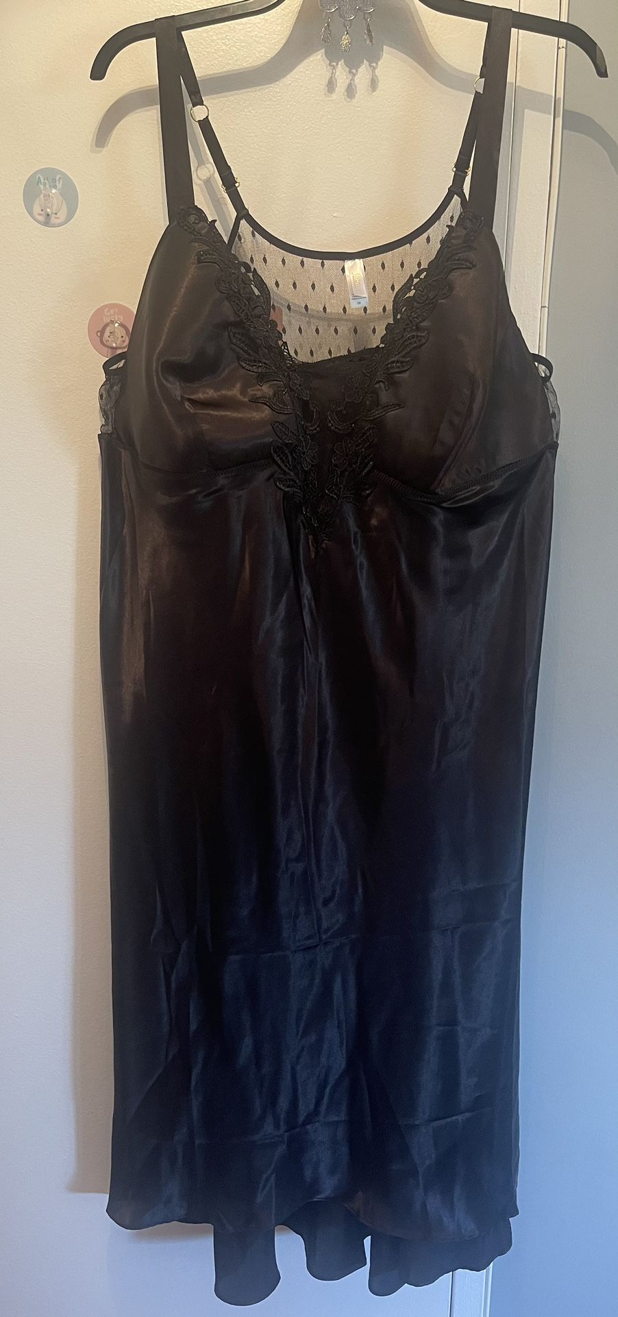 Sexy Black Satin Flora Lingerie Nightgown. NWOT.  Size 3XL