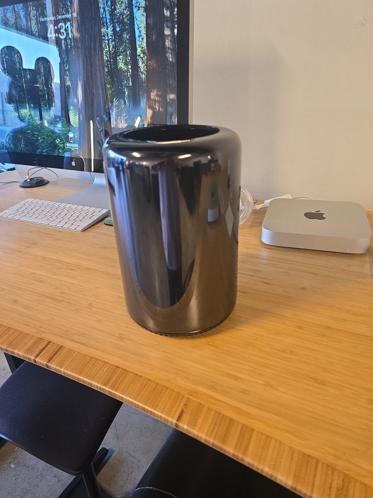 Mac Pro 12-Core 2.7GHz Intel Xeon 64GB 1TB SSD D700 Cylinder 6,1 A1481