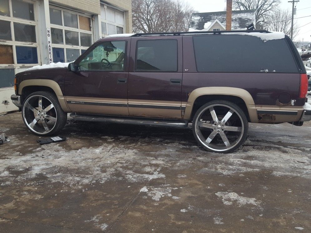 98 Suburban on 28s