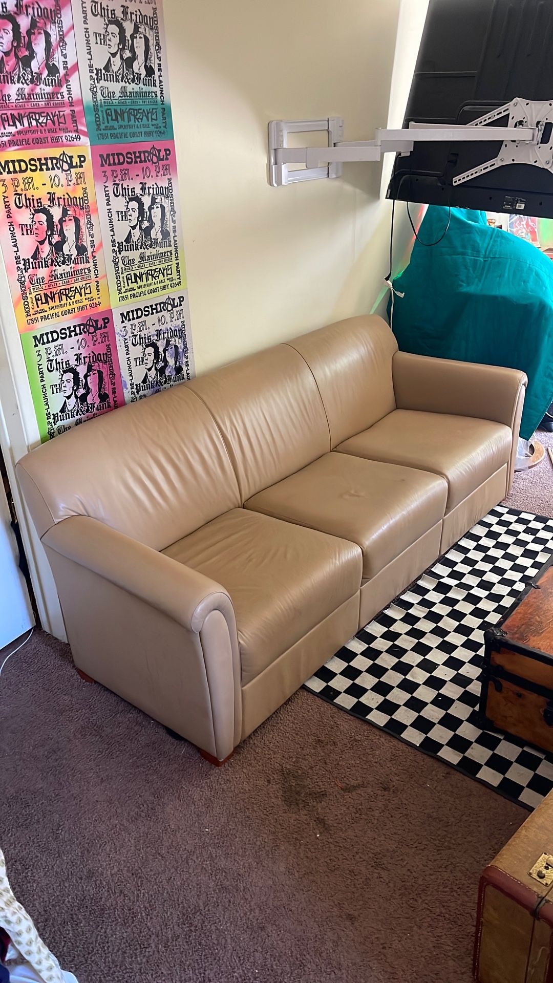 Free Couch 