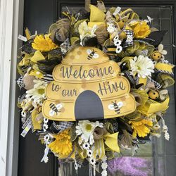 Spring Daisy and Bee Wreath 