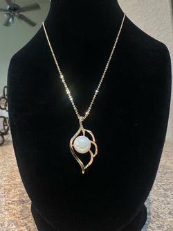 ✨ Elegant Gold-Tone Necklace with Opal-Style Pendant ✨