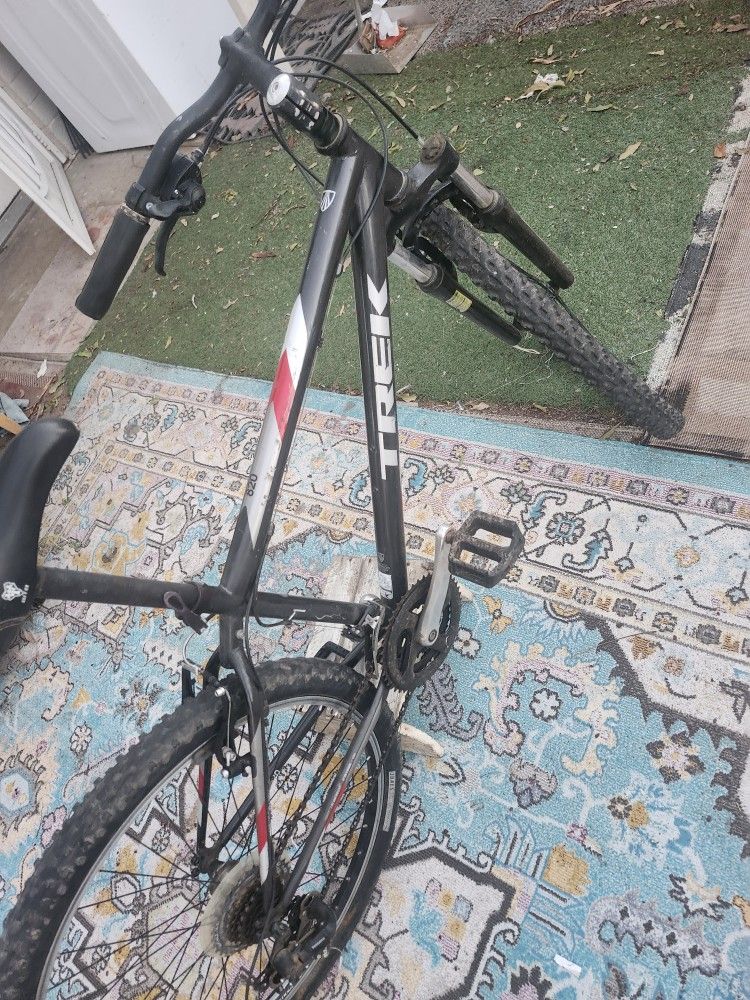 MOUNTAIN Bike TREK 26INCH 820 12SPEED VERY GOOD CONDITION EVERYTHING IS PERFECT