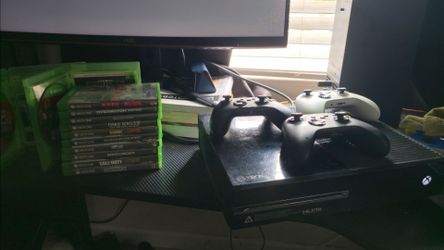 Xbox One bundle - 3 controllers- 11 games- reset fully working