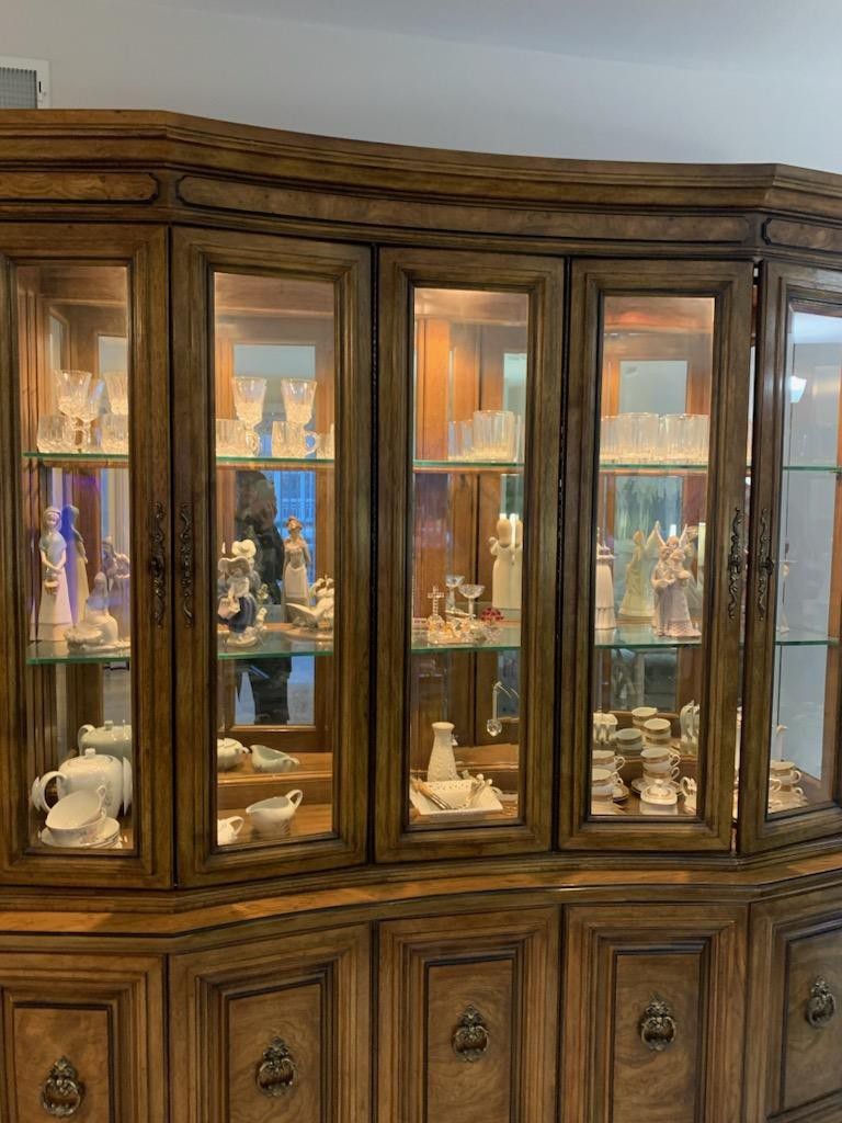 Bernhardt China Cabinet With Table And Chairs