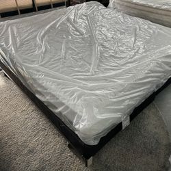 12” King Serta Iseries Hybrid Mattress-LIKE NEW!