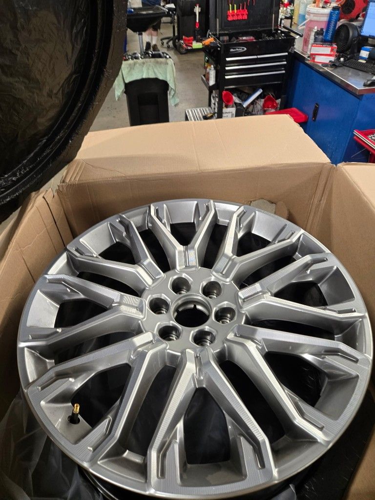 2021-2025 GMC Yukon Denali rim, 22x9 size and 6x5.5 bolt pattern, pin size ding in photo #2