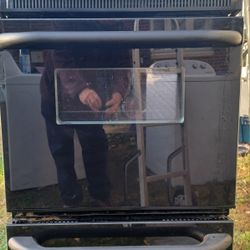 Nice Apartment Size Double Door Oven Like New 