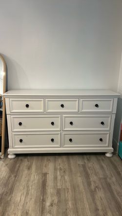 White almost new dresser. Pick up only.