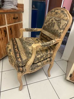 Set of 2 beautiful chairs
