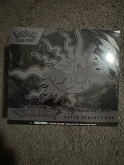 Pitch black Pokemon center etb