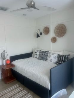 Full size day bed with 2 storage drawers