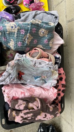 Ropa de niña mas de 60 piezas va de todo algunos zapatos tambien.
