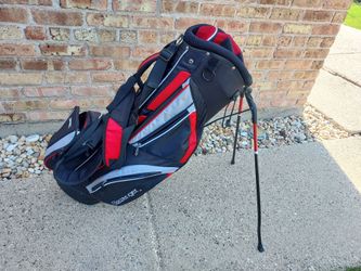Adult standing golf bag great condition pick up in Niles, IL 60714 cash or zelle or PayPal.