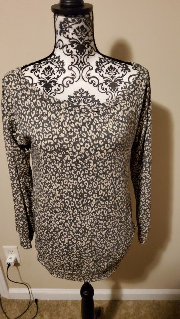 Perfectly Priscilla Weekend Comfort Leopard Print Top Size Small