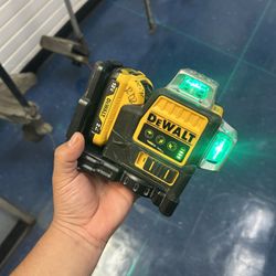 DEWALT LEVEL LAZER - WITH BATTERY AND CHARGER IN CASE