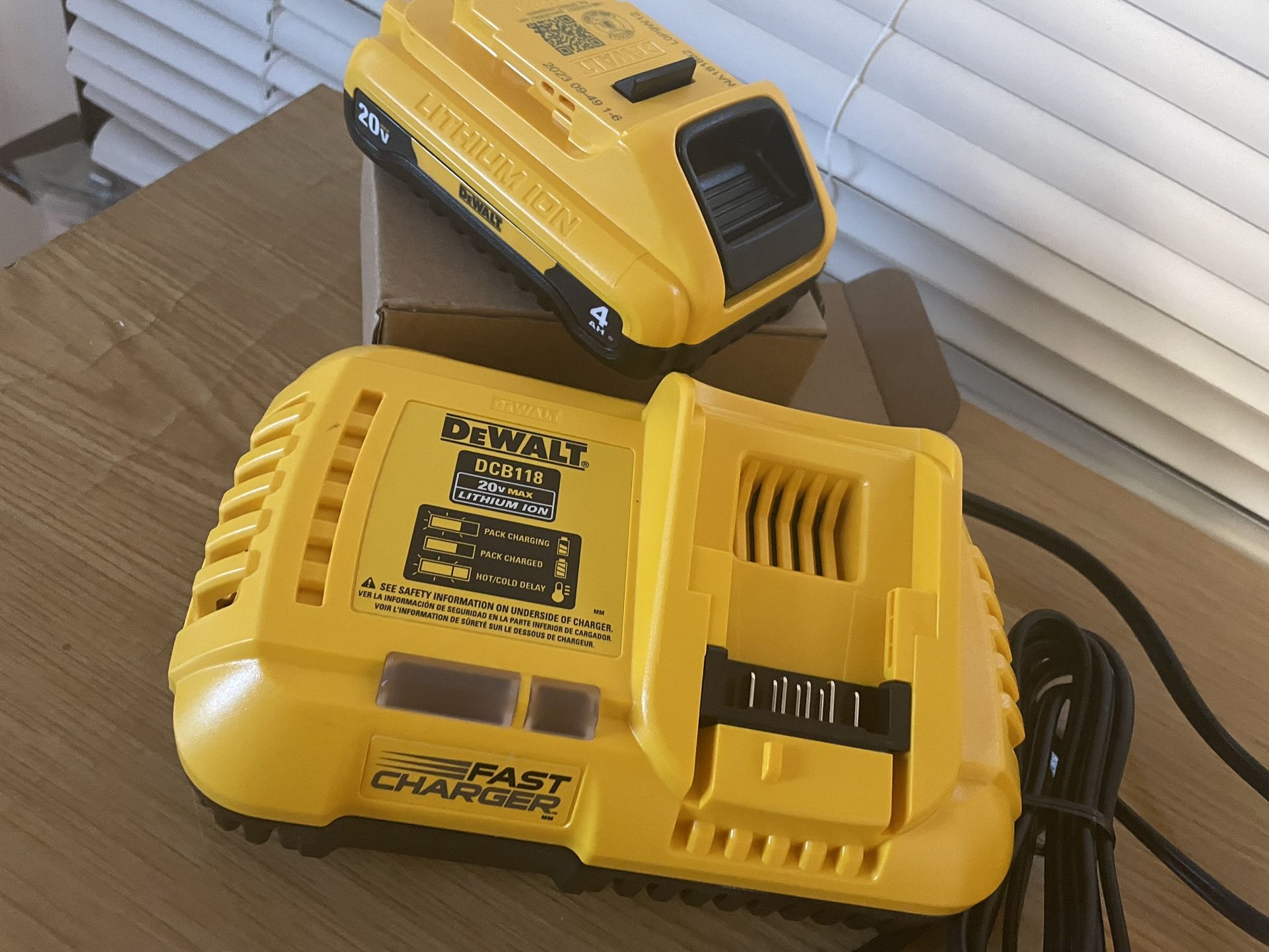 Dewalt Light Weight 4.0 Battery And Fast Charger