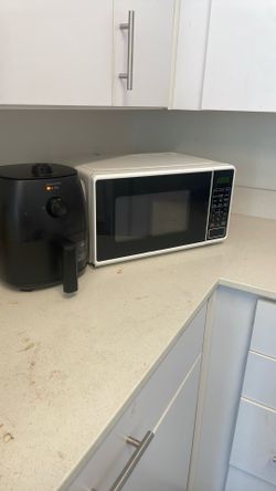 Microwave And Air Fryer Bundle