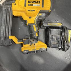 Dewalt Nailers & Staplers 