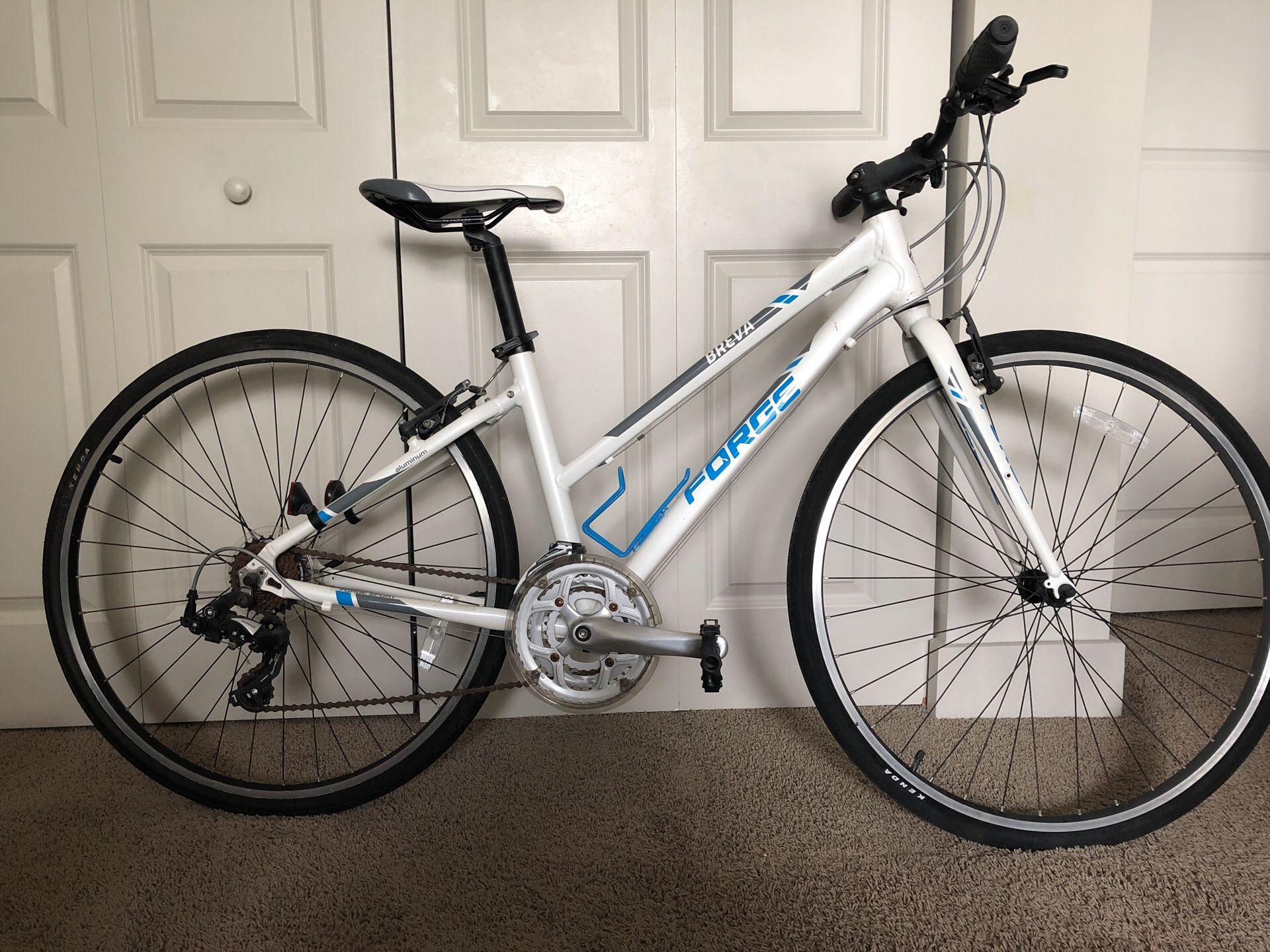 FORGE BREVA WOMEN's FITNESS BIKE Size 28 casco y candado de combinación gratis