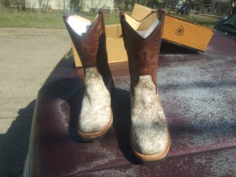 Womens cowboy boots.