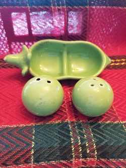 Vintage peas in a pod salt,/pepper set