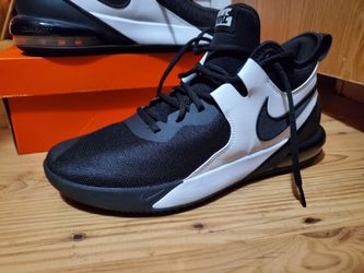 Mens size 11  Nike black/White men's basketball shoes,