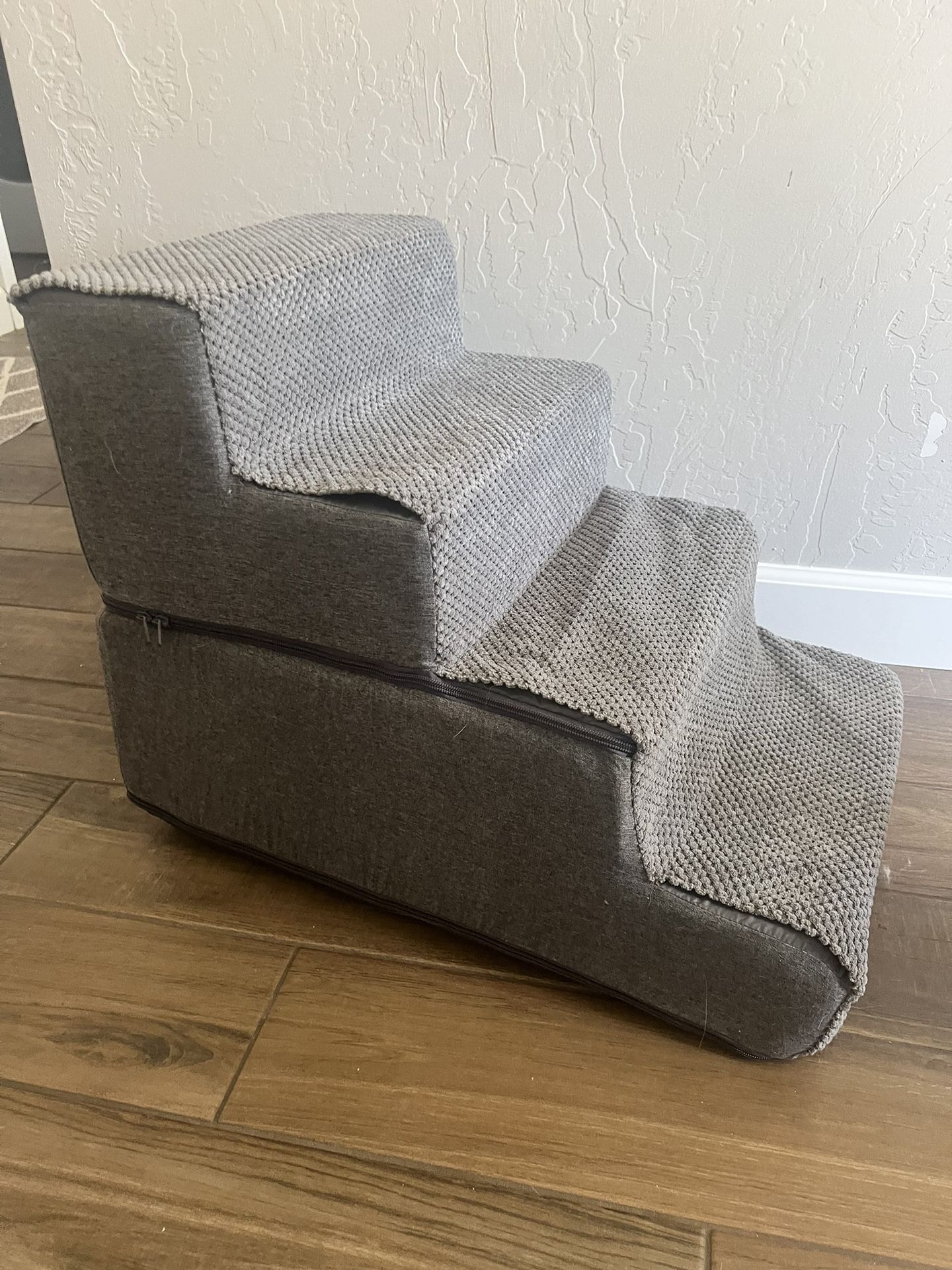 BRAND NEW: Four Step Pet Stairs 24x15x18, Grey