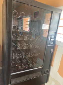 Snack vending machine
