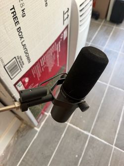 Shure SM7B Microphone With Arm