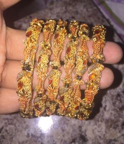 24k gold plated sets of 6 bracelets brand new.. Plz see the size before you are going to make the trip!!!!