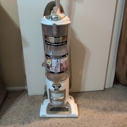 SHARK Navigator Professional Swivel Base 3x Capacity NV70